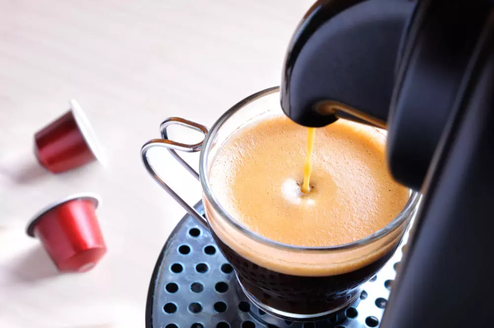 Brygger-kaffe-med-kapselmaskin